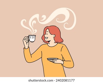 La mujer bebe café aromático de una hermosa taza y sonrisas disfrutando del sabor de la bebida caliente. A la niña le encanta el café o el té, lo que permite refrescarse y ganar fuerza antes de un duro día de trabajo.