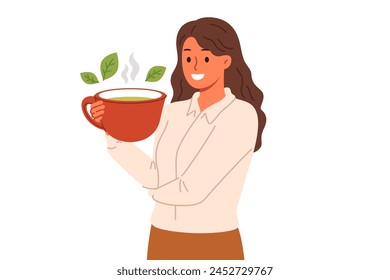 La mujer bebe té verde de hojas sueltas de la taza Grande, disfrutando de un bocado de bebida caliente y calmante. Té aromático de Ceilán con menta y hierbas en la mano de la señora de negocios tomando un descanso mientras trabaja o estudia