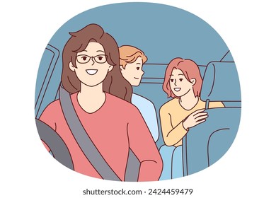 Una mujer conduce un auto con niños adolescentes en el asiento del pasajero, llevándolos a la escuela secundaria. Chica conductora en gafas abrochadas con cinturón de seguridad con amigos en su propio vehículo. Ilustración vectorial plana