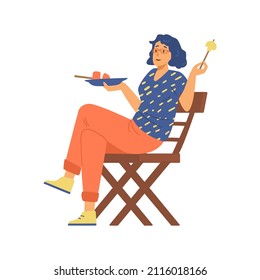 La mujer come comida a la barbacoa en la fiesta de barbacoa, ilustración vectorial plana aislada en el fondo blanco. El personaje con plato se sienta en una silla de jardín de madera.