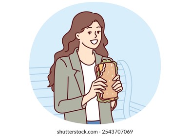 Mujer come sándwich mientras se sienta en el banco en el parque y disfruta de la comida de la calle y el buen Clima. Joven sonriente chica de la ciudad con sándwich de queso se toma un descanso de caminar para comer y ganar fuerza