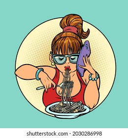 una mujer come espagueti y habla por teléfono, cena o almuerzo en un restaurante italiano