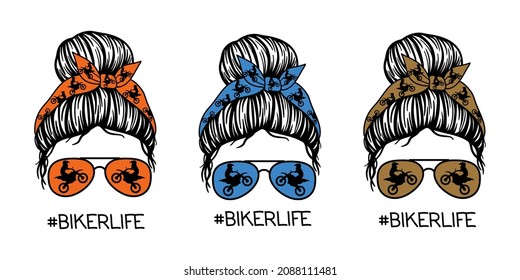 Frauenbild mit Luftbrille Bandana und Motorraddruck. Junge Bun Mom Lifestyle. Fahrradfahren.  Vektorgrafik.  Einzeln auf weißem Hintergrund. Gut für Poster, Hemden, Postkarten.