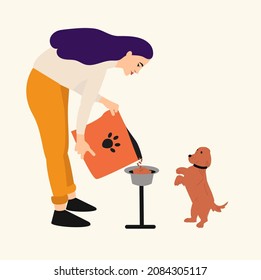 Mujer alimentando a su perro. Mujer sentada y picando a su perro con un plato en el suelo. El perro está parado y esperando comida. Ilustración vectorial plana