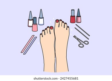 Los pies de la mujer después del procedimiento de pedicura, con esmalte de uñas y tijeras o limas cerca de uñas pintadas bien arregladas. Servicios de pedicura para las mujeres, haciendo los dedos de los pies más atractivos, para usar zapatos abiertos