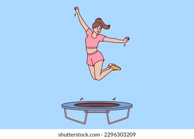 Una entrenadora de gimnasia salta sobre los clientes de enseñanza de trampolín del club deportivo para hacer ejercicios correctamente. Niña se involucra en el fitness usando trampolín para saltar ayudando a ser delgada y hermosa