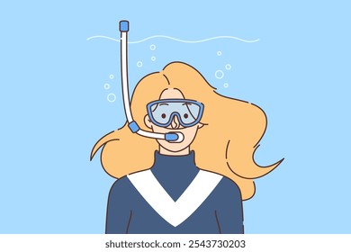 La mujer es aficionada al buceo, nada bajo el agua con buceo y gafas transparentes para observar la vida de los peces y corales. Niña rubia disfruta de buceo durante el viaje de verano a la isla tropical con el océano cálido