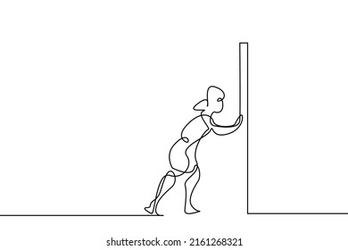 una mujer empujando a la fuerza una pared de obstáculos