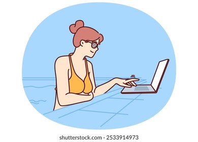 A mulher freelancer está nadando na piscina e usando o laptop enquanto trabalha na internet. Menina de biquíni está usando o computador enquanto trabalha como freelancer e relaxa nas férias ao mesmo tempo.