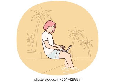 Mulher freelancer trabalhando com laptop sentado na praia sob palmeira ou perto da piscina em hotel resort. Menina freelancer de sucesso realiza trabalho remoto via Internet durante o relaxamento na praia