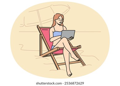 Mulher freelancer trabalhando na praia, sentado na espreguiçadeira com laptop no colo e desfrutando de conforto. Garota freelancer descansando no mar durante as férias de verão e segurando tablet eletrônico