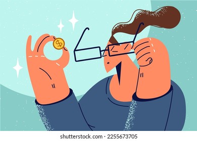 Una mujer con anteojos mira la moneda de oro impactada con un salario pequeño. Una mujer infeliz con anteojos examina la moneda. Finanzas y ahorros. Ilustración vectorial. 