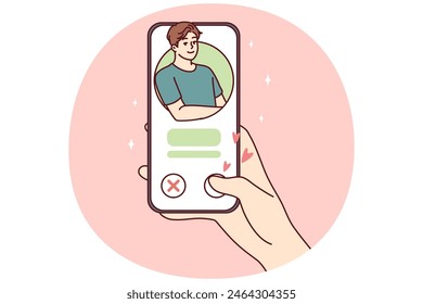 Mano de la mujer con el teléfono mientras que usa el App de citas o que busca pareja para una relación romántica seria. Chica pone como el hombre en la aplicación móvil de la red social que deseo conocer e ir a la cita