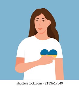 La mujer tiene una expresión amistosa y se mantiene de la mano en el corazón. Corazón con los colores de la bandera de Ucrania. Apoyo a Ucrania.Girl expresa amor, sentimientos agradecidos. Ilustración del vector