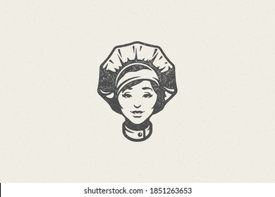 Cabeza de mujer en la silueta tradicional de la gorra de chef trabajo en la cocina efecto estampado a mano ilustración vectorial. Emblema de textura de grunge vintage para el diseño de paquetes y menús o decoración de etiquetas.