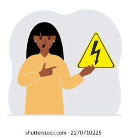 Eine Frau hält ein gelbes dreieckiges Warnzeichen mit einem schwarzen Blitz in der Hand. Das Konzept der Gefahr eines elektrischen Schocks oder einer hohen Spannung. Vektorflache Illustration.