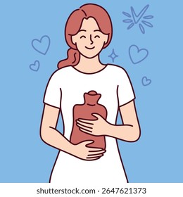 Mulher abraça garrafa de água quente com expressão relaxada. Ela alivia a dor menstrual em casa durante o ciclo