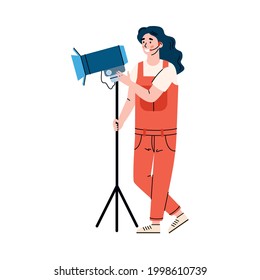 Iluminadora de mujer en el lugar de tiro o operador de iluminación con luz de foco, ilustración de vector de dibujos animados aislada en fondo blanco. Trabajadora femenina de la industria cinematográfica.