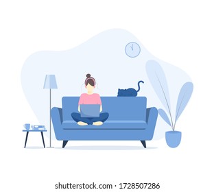 Mujer con ordenador portátil y auricular sentada en el sofá de su casa. Trabajo independiente, estudio, educación, trabajo desde casa, estilo de vida, concepto de comunicación tecnológica. Ilustración vectorial de estilo plano.