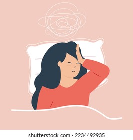 Mujer tendida en la cama y con dificultad para dormir por la noche debido al dolor de cabeza. La persona sufre de insomnio, pesadillas y pensamientos negativos enredados. Trastornos de la salud mental y del sueño.