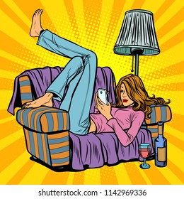 Frau liegt auf dem Sofa und liest Smartphone. Pop Art Retro Vektorgrafik Kitsch Vintage