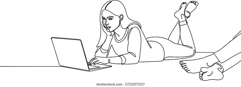 Uma mulher está deitada no chão, usando um laptop com uma mão enquanto segura um celular na outra, mostrando uma atitude relaxada e casual em relação ao uso da tecnologia.