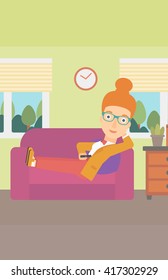 Mujer tendida en el sofá.