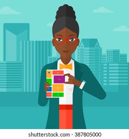 Mujer con teléfono modular.