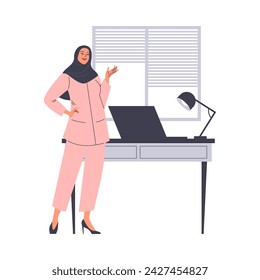 Directora de oficina mujer con hijab de pie cerca de la mesa con la computadora portátil. Moda femenina de negocios musulmana, ropa elegante árabe tradicional. Vector de carácter islámico plano aislado