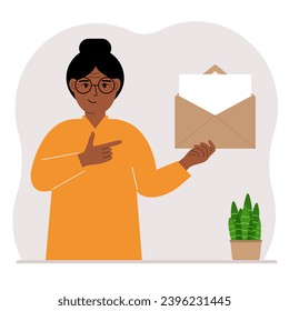 Una mujer con un sobre abierto con una carta. Hoja de papel vacía para la plantilla de texto. Concepto de correo. Enviar un mensaje, notificación, invitación