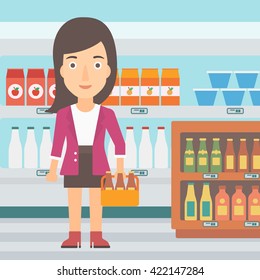 Mujer con un paquete de cerveza.