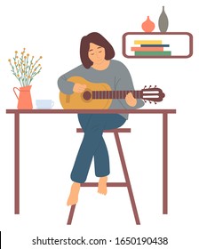 Mujer tocando guitarra, hobby de guitarrista femenina sentada en silla con instrumento, habitación decorada con muebles de madera, planta de casa y libros en vectores de estante