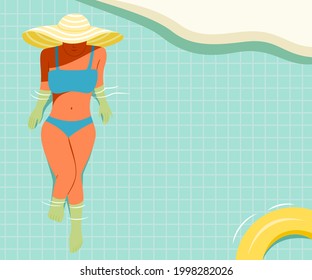 La mujer está en la piscina y disfrute del estilo de vida de verano con el baño de sol.