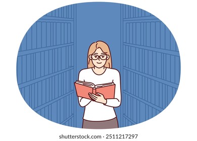 A mulher está lendo um livro na biblioteca, de pé entre as prateleiras com livros didáticos e procurando pela enciclopédia certa. Menina com livros trabalha como bibliotecária ou é visitante de livraria e adora de livros usados