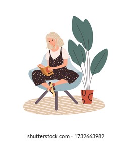 Mujer leyendo libro. Mujer con literatura en la mano sentada en un acogedor sillón en casa. Hobby de lectura de libros.  Ilustración vectorial de dibujos animados planos.