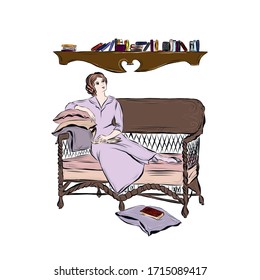 Mujer leyendo un libro mientras está en el sofá apoyada en almohadas. Interior de habitación con estante de pared y libros sobre él, silla de mimbre. 