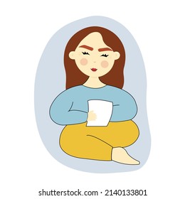 Mujer leyendo un libro mientras se sienta cómoda. Chica con blanco 
libro en las manos. Mujer con pelo castaño haciendo notas en el libro.