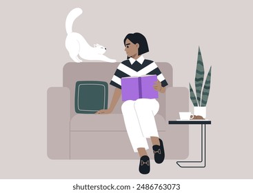 Una mujer se relaja en un sofá, absorta en un libro, mientras su gato blanco se estira en la parte trasera del sofá