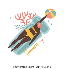 Mujer relajándose en la piscina sobre colchón inflable, nadando en el mar. Concepto aislado con texto negro de chica, coral, bola y letterino de verano. Ilustración gráfica vectorial dibujada a mano.