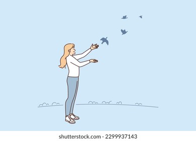 Las mujeres liberan palomas a la libertad por concepto de esperanza y fe en un futuro feliz. Feliz ornitólogo femenino escolta a las palomas que vuelan al cielo después de la naturalización y la cría de aves silvestres