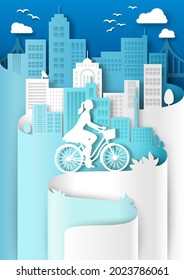 Mujer montando bicicleta con canasta, siluetas de construcción de la ciudad, ilustración vectorial en estilo de arte de papel. Plantilla de afiche de transporte ecológico de la ciudad.