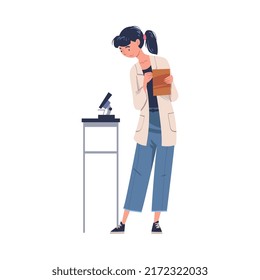 Woman Scientist Character in White Coat Untersuchung von etwas in Microskop Vektor Illustration