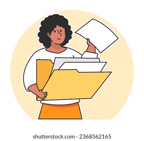Una mujer busca datos de una carpeta de documento	