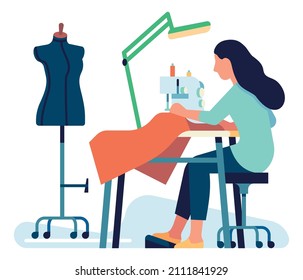 Mujer cosiendo ropa en la máquina. Seamstress trabajando con tela