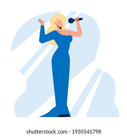 Cantante Mujer Cantando Canción En Vector De Micrófono. Joven Cantante De Cabello Rubio Con Atractivo Vestido De Noche Con Equipo Electrónico De Micrófono. Personaje elegante y talentoso Lady Ilustración de caricatura plana