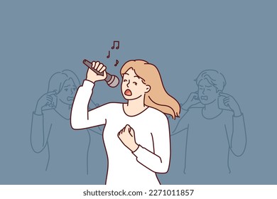 Frauen singen in Karaoke, stehen in der Nähe von Freunden und bedecken Ohren durch unerträgliche Stimme oder hohe Lautstärke. Mädchen, die unter Stress leiden, führen Lieder in Karaoke durch und verhindern, dass sich die Leute hier entspannen