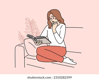 Las mujeres se sientan en el libro de candados llorando. La chica infeliz siente emoción leyendo literatura en casa. Hobby y emociones. Ilustración vectorial. 