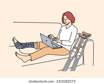 Las mujeres se sientan en un sofá en casa con la pierna rota trabajando en un ordenador. Mujer positiva con fundición en la pierna freelance en la laptop. Licencia por enfermedad y trabajo a distancia. Ilustración vectorial. 