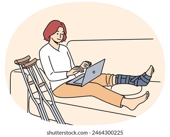 Mujer sentada en el sofá en casa con la pierna rota que trabaja en la computadora. Mujer positiva con el yeso en la pierna freelance en la computadora portátil. Licencia por enfermedad y trabajo a distancia. Ilustración vectorial.