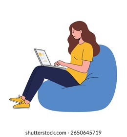 Uma mulher senta-se em uma cadeira de saco de feijão, usando um laptop. Ela está sorrindo e focada em seu trabalho.